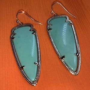 Arrow head Kendra Scott earrings 🌻